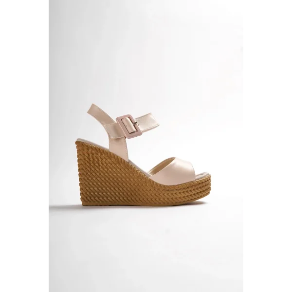 PERLA Tokalı Lastikli Dolgu Topuklu Ortopedik Taban Hasır Görünümlü Kadın Sandalet CKT - Ten