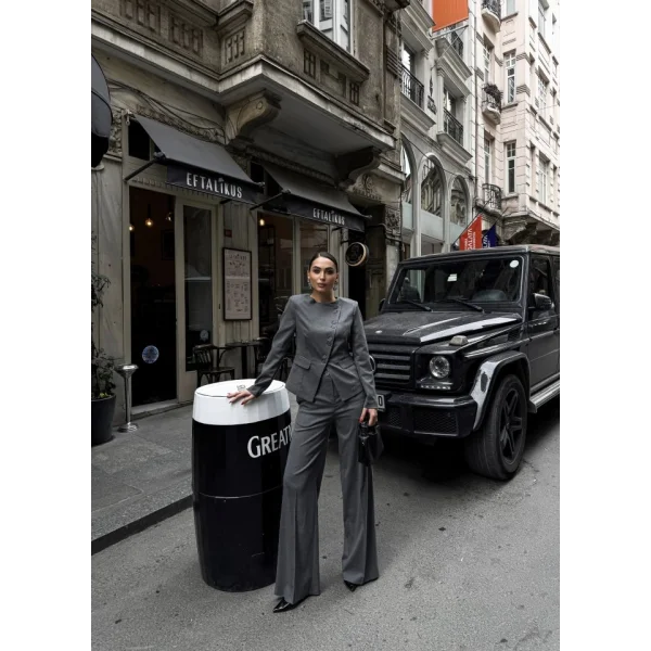 Poly Viscose Full Lycra Asi̇metri̇k Düğmeli̇ Vatkali Ceket Pantolon Takim