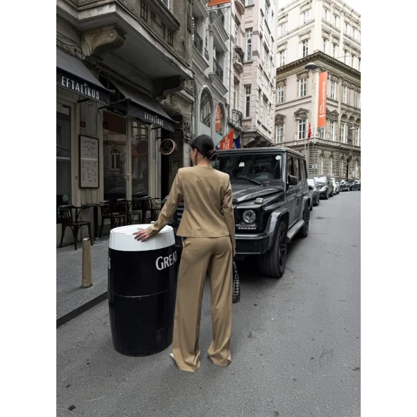 Poly Viscose Full Lycra Asi̇metri̇k Düğmeli̇ Vatkali Ceket Pantolon Takim