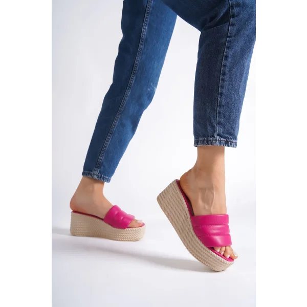 REINA Dolgu Topuklu Ortopedik Taban Hasır Görünümlü Kadın Terlik CKT - Fuşya