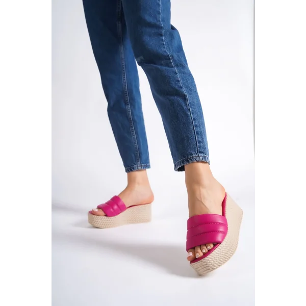 REINA Dolgu Topuklu Ortopedik Taban Hasır Görünümlü Kadın Terlik CKT - Fuşya