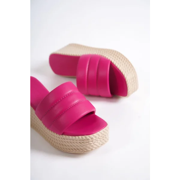 REINA Dolgu Topuklu Ortopedik Taban Hasır Görünümlü Kadın Terlik CKT - Fuşya