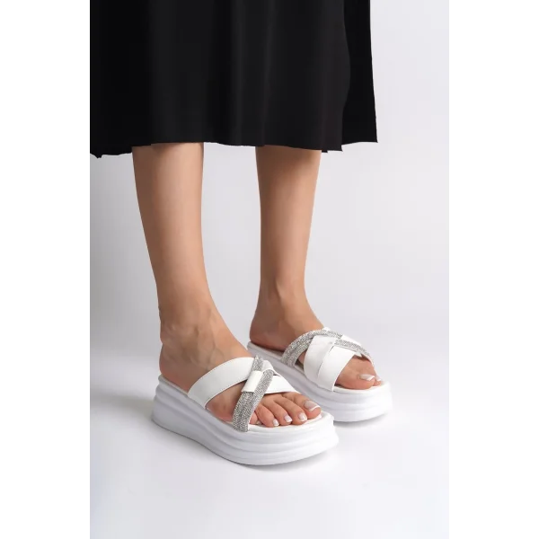 RUBY Düz Topuklu Taşlı Çapraz Şeritli Kalın ve Ortopedik Taban Kadın Terlik  CBT - Beyaz