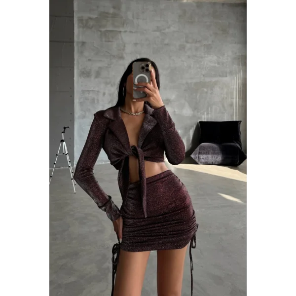 SİMLİ KUMAŞ BAĞLAMA DETAYLI CROP BLUZ -  KISA BÜZGÜ DETAYLI ETEK - Bordo