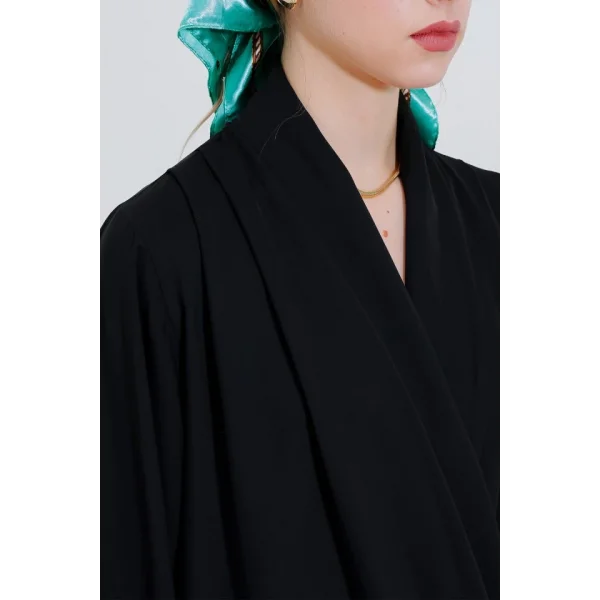 Siyah Kruvaze Yaka Dökümlü Saten Bluz 0492