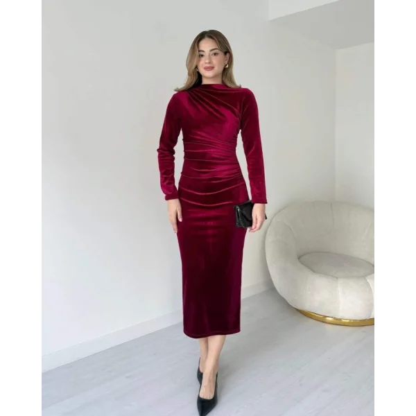 Siyah Uzun Kollu Büzgü Detay Kadife Kumaş Midi Boy Elbise