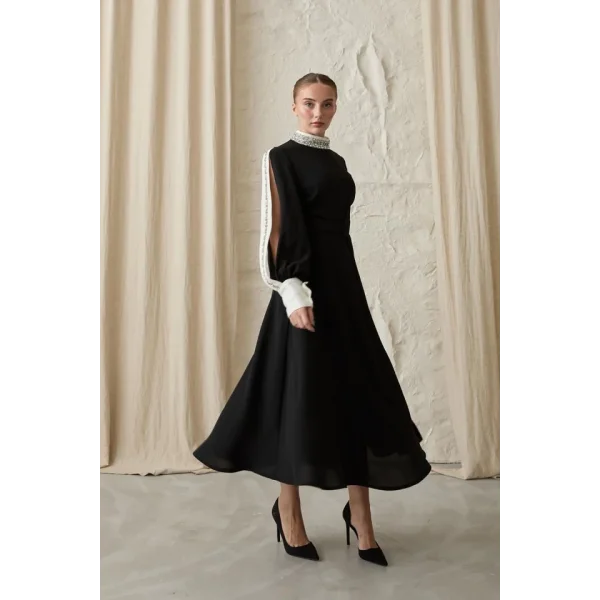 Siyah Yaka Ve Kolları Taşlı Elbise
