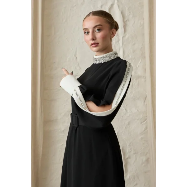 Siyah Yaka Ve Kolları Taşlı Elbise