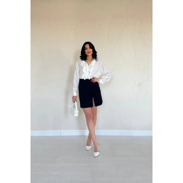 Siyah Yırtmaçlı Gül Detaylı Mini Etek