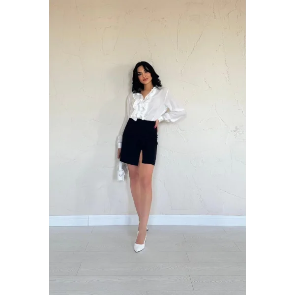 Siyah Yırtmaçlı Gül Detaylı Mini Etek