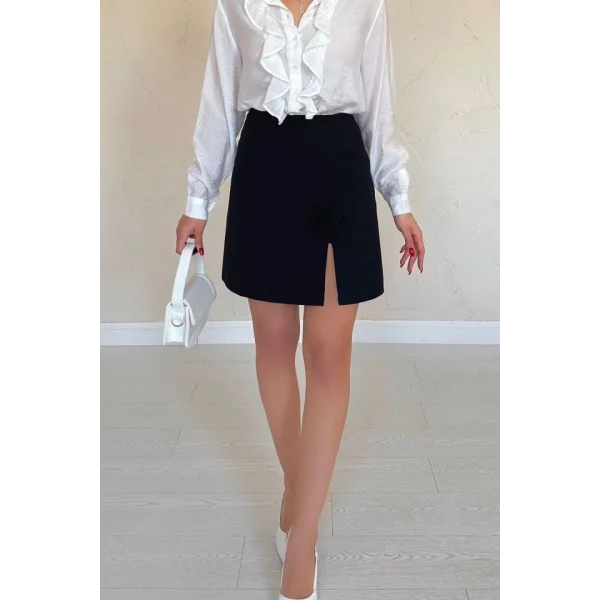 Siyah Yırtmaçlı Gül Detaylı Mini Etek