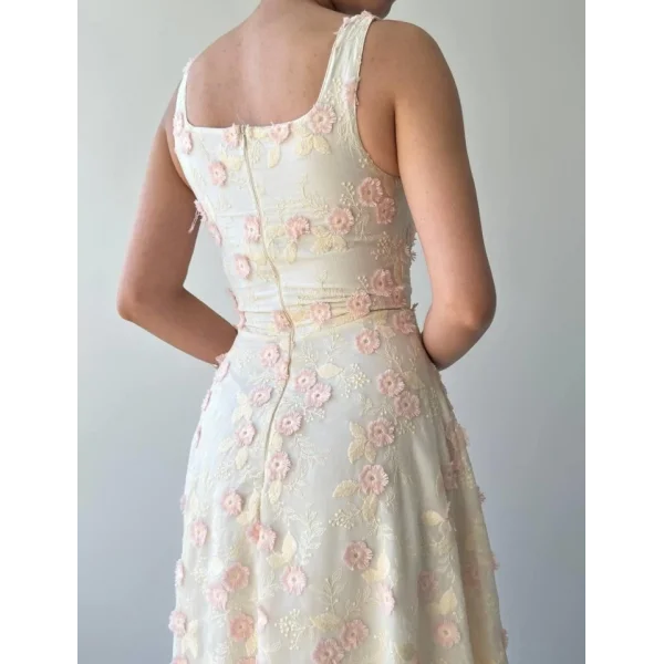 Tufe Çiçek Detaylı Elbise