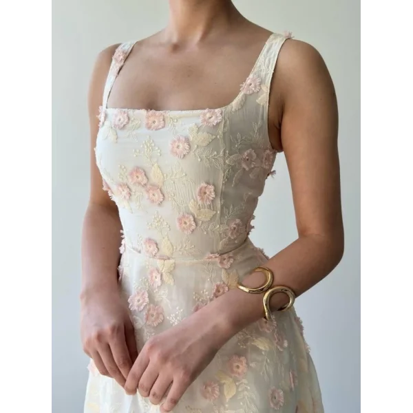 Tufe Çiçek Detaylı Elbise