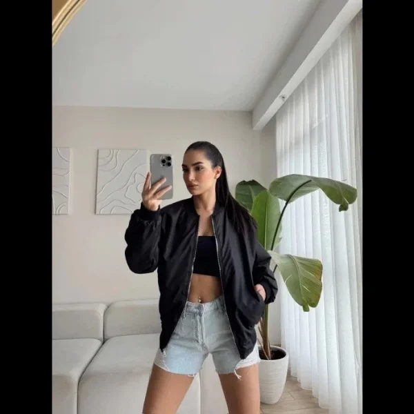 Kadın Siyah Bomber Mont – Oversize Rahat Kalıp, Fermuarlı Cepli, Günlük Kombinlere Uygun Hafif Kapitone Mont- Siyah