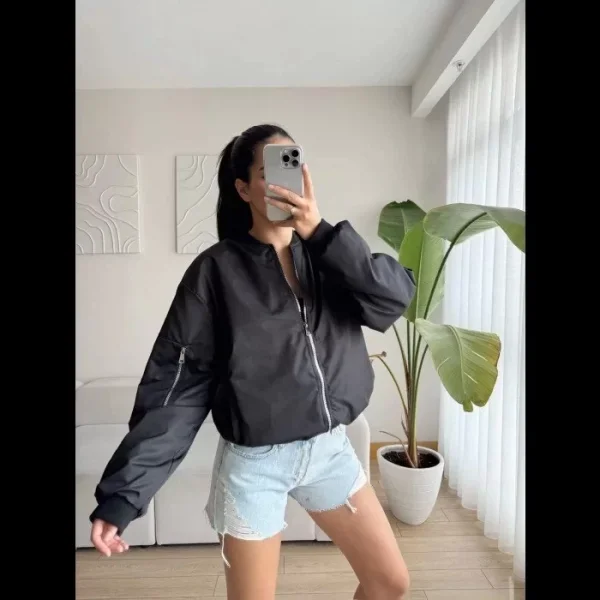 Kadın Siyah Bomber Mont – Oversize Rahat Kalıp, Fermuarlı Cepli, Günlük Kombinlere Uygun Hafif Kapitone Mont- Siyah