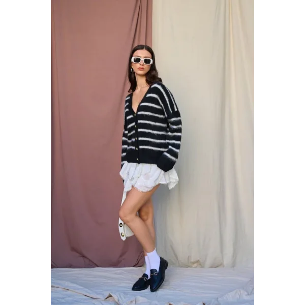 V Yaka Çizgili Hırka  SiyahKemik