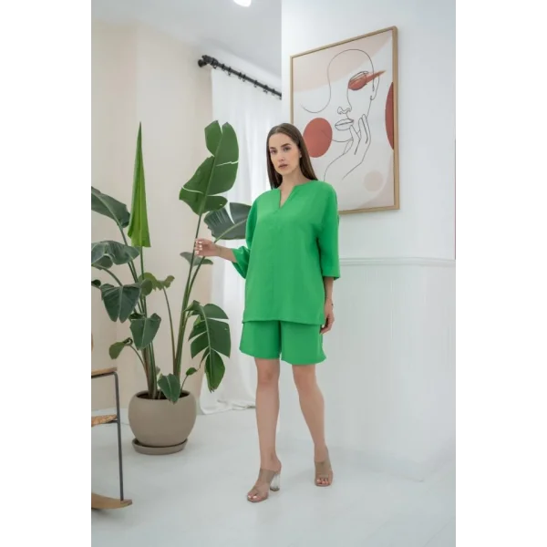 Yeşil Şort Ve Üst Takım