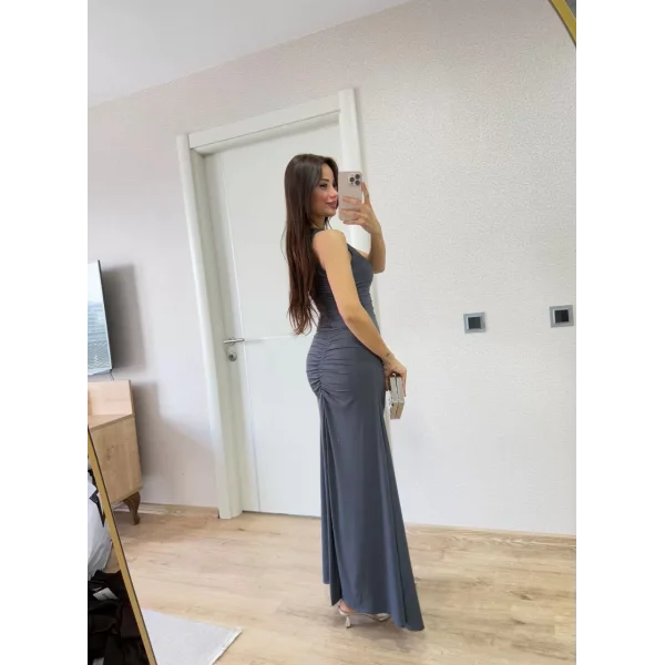 Yırtmaç Detaylı Sırtlı Kapalı Yandan Derin Yırtmaç Detaylı Kolsuz Elbise - Füme