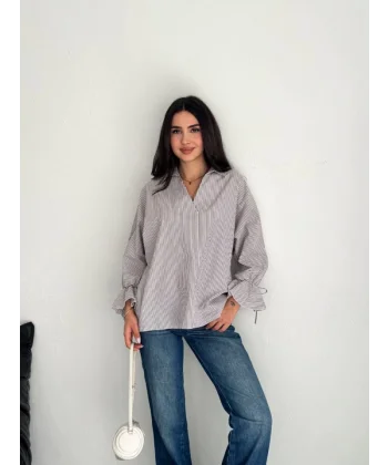 Arkası Asimetrik Yırtmaç Kesim Detaylı Cizgili Bluz Gömlek - Gri