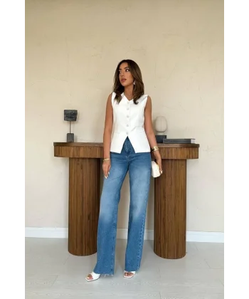 Beyaz Belden Oturtma Detaylı Düğmeli Yelek