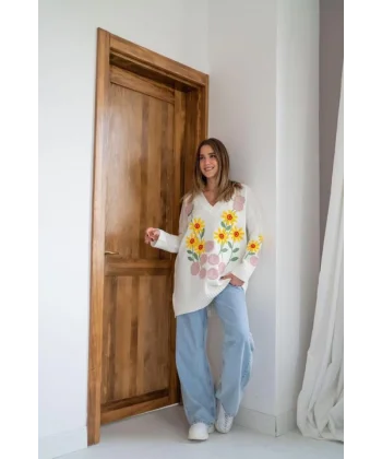 Beyaz Çiçek Nakışlı Kazak