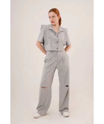 Cepli Düğmeli Bluz Ve Diz Detaylı Pantolon Gri İkili Takım