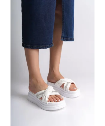 CLARA Düz Topuklu Kurdele Desenli Taşlı Kalın ve Ortopedik Taban Kadın Terlik  CBT - Beyaz