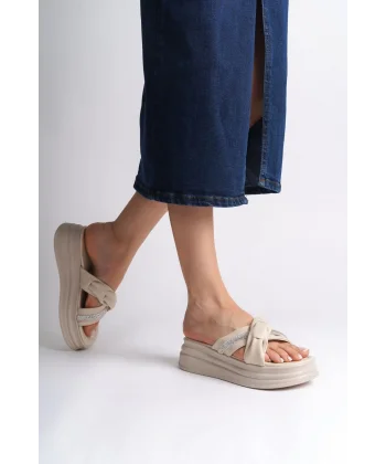 CLARA Düz Topuklu Kurdele Desenli Taşlı Kalın ve Ortopedik Taban Kadın Terlik  CKT - Krem