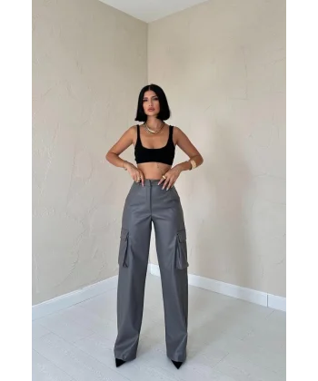 Gri Yanlardan Cepli Deri Pantolon