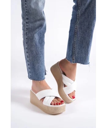 JOYMIX Dolgu Topuklu Ortopedik Taban Hasır Görünümlü Kadın Terlik CKT - Beyaz