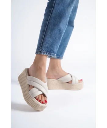 JOYMIX Dolgu Topuklu Ortopedik Taban Hasır Görünümlü Kadın Terlik CKT - Krem