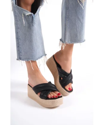 JOYMIX Dolgu Topuklu Ortopedik Taban Hasır Görünümlü Kadın Terlik CKT - Siyah