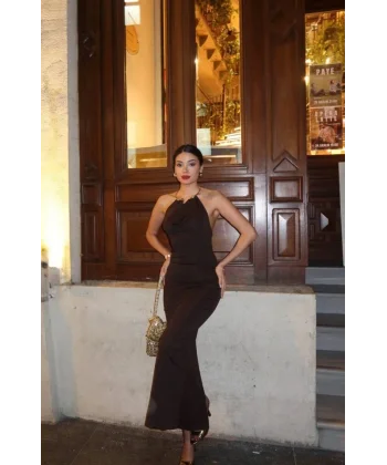 Kadın Aksesuarlı Halter Yaka Sırt Dekolte Detay Maxi Boy Elbise
