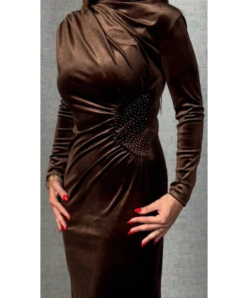 Kadın  Balıkçı Yaka Büzgü Ve Taş Işleme Detay Maxi Boy Kadife Elbise