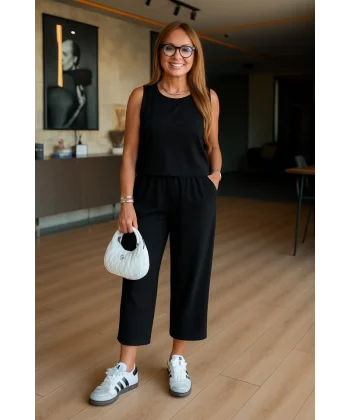 Kadın Bisiklet Yaka Kolsuz Bluz Ve Beli Lastikli Kısa Paça Pantolon Ikili Takım