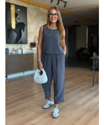 Kadın Bisiklet Yaka Kolsuz Bluz Ve Beli Lastikli Kısa Paça Pantolon Ikili Takım