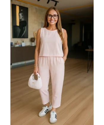 Kadın Bisiklet Yaka Kolsuz Bluz Ve Beli Lastikli Kısa Paça Pantolon Ikili Takım