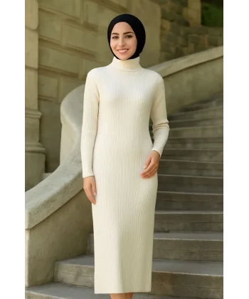 Kadın Tesettür Triko Elbise – Boğazlı Uzun Fitilli Dokuma, Esnek Tam Kalıp, 130 cm Midi Boy, Bahar & Kış Şık Rahat Stil - Beyaz