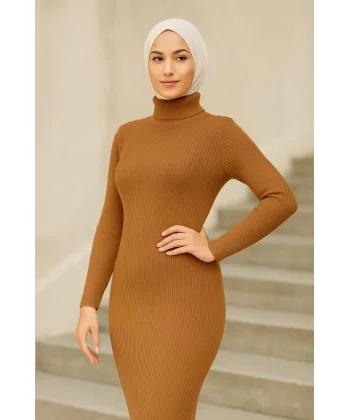 Kadın Tesettür Triko Elbise – Boğazlı Uzun Fitilli Dokuma, Esnek Tam Kalıp, 130 cm Midi Boy, Bahar & Kış Şık Rahat Stil - Kahverengi