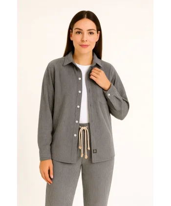 Kadın Kadife Oversize Takım – Gömlek ve Pantolon İkili Set Füme Corduroy Şıklığı, Rahat ve Zarif Duruş Yumuşak Dokulu Kadife Kumaş, Düğmeli Gömlek Üst ve Lastikli Pantolon Alt Parça ile Gün Boyu Konfor- Füme