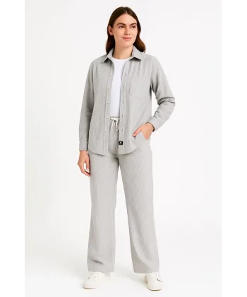 Kadın Kadife Oversize Takım – Gömlek ve Pantolon İkili Set Füme Corduroy Şıklığı, Rahat ve Zarif Duruş Yumuşak Dokulu Kadife Kumaş, Düğmeli Gömlek Üst ve Lastikli Pantolon Alt Parça ile Gün Boyu Konfor- Gri