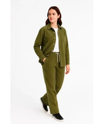Kadın Kadife Oversize Takım – Gömlek ve Pantolon İkili Set Füme Corduroy Şıklığı, Rahat ve Zarif Duruş Yumuşak Dokulu Kadife Kumaş, Düğmeli Gömlek Üst ve Lastikli Pantolon Alt Parça ile Gün Boyu Konfor- haki
