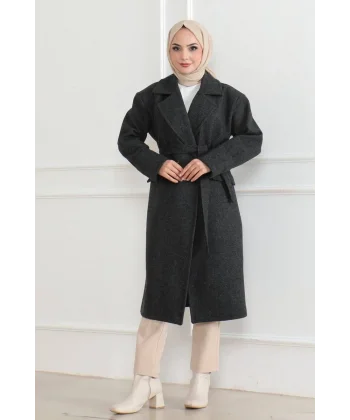 Kadın Kaşe Kaban – Uzun Boy 115 cm Kruvaze Yaka Kuşaklı Astarlı Kışlık Tesettür Kaban, Yünlü Dokuma Kaşmir Kumaş, Cepli Oversize Rahat Kalıp Şık Modern Kaban Mont Modeli (Günlük ve Özel Gün Kombinlerine Uygun) - Siyah