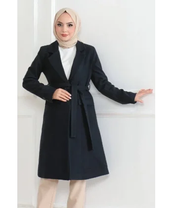 Kadın Kaşe Kaban – Uzun Boy Kruvaze Yaka, Kuşaklı Tesettür Kışlık Kaban, Astarlı Şık Yünlü Dokuma Oversize Rahat Kalıp, Cepli Modern Kaşe Mont Modeli - Lacivert