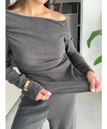 Kadın Kayık Yaka Yanı Büzgülü Omuz Dekolteli Bluz Ve  alaş Ispanyol Paça Pantolon Ikili Takım