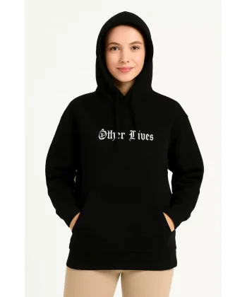 Kadın Kapşonlu Sweatshirt – Oversize Üç İplik Şardonlu Hoodie, “Other Lives” Ön & Arka Baskılı, Kanguru Cepli, Kışlık Rahat Günlük Stil- Siyah