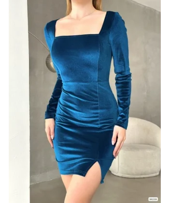 Kadın Uzun Kollu Kare Yaka Yırtmaç Detay Kadife Kumaş Mini Elbise