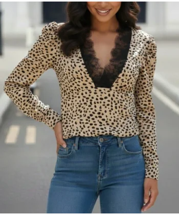 Kadın Uzun Kollu önden Derin Dantel Yaka Leopar Desenli Dalgıç Bluz