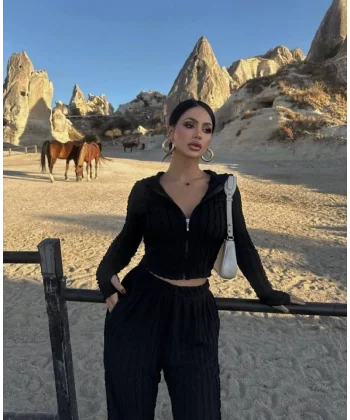 Kadın Uzun Kollu Parmak Geçme Ve Fermuar Detay Kısa Ceket Ve İspanyol Paça Pantolon Ikili Takim