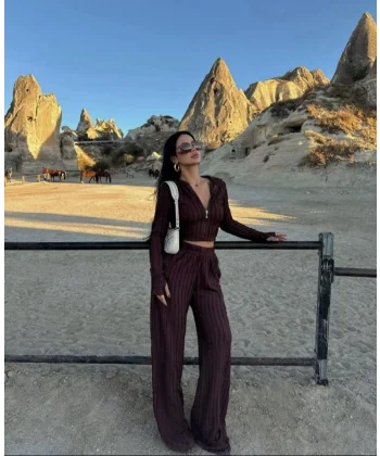 Kadın Uzun Kollu Parmak Geçme Ve Fermuar Detay Kısa Ceket Ve İspanyol Paça Pantolon Ikili Takim